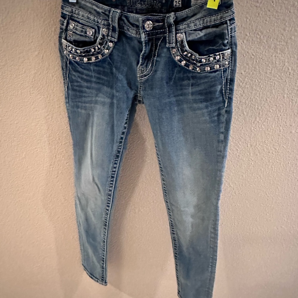 Miss Me “cuffed” skinny jeans.